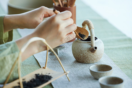 泡茶的青年女性手部特写高清图片