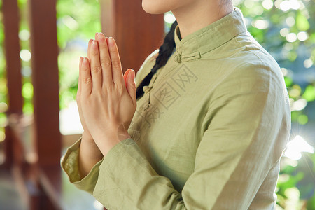 青年女性清明节祷告祈福特写背景图片