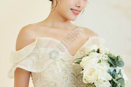 手拿捧花的美丽新娘特写背景图片