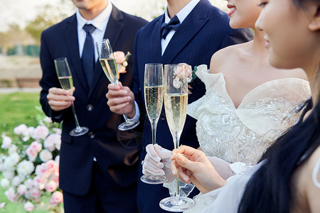 举行户外婚礼的新人喝香槟特写高清图片