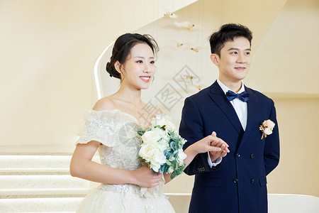 新婚典礼上迎接新娘的新郎高清图片