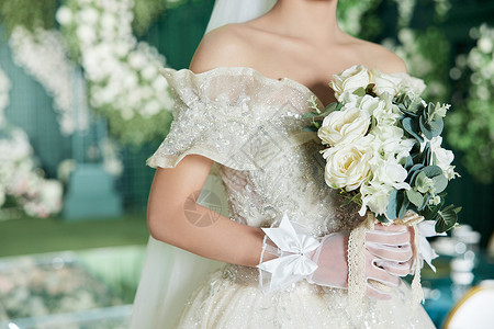 手拿婚纱素材手拿捧花的新娘特写背景