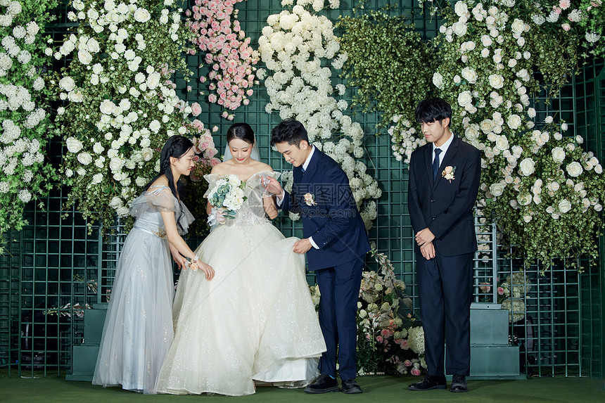 新郎新娘举行婚礼图片