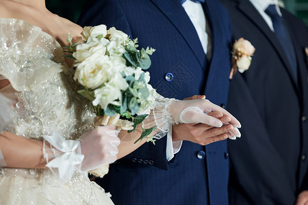 婚礼上牵手的新郎新娘特写背景图片