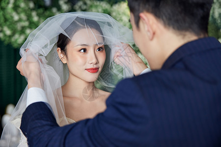 新郎揭开新娘的头纱高清图片
