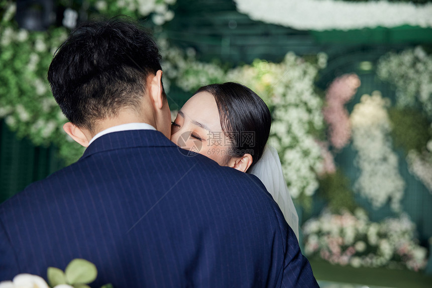 婚礼上甜蜜接吻的新郎新娘特写图片