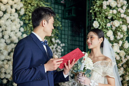 婚礼上宣读誓词的新郎背景图片