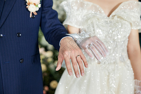 婚礼上的新郎新娘戴戒指图片