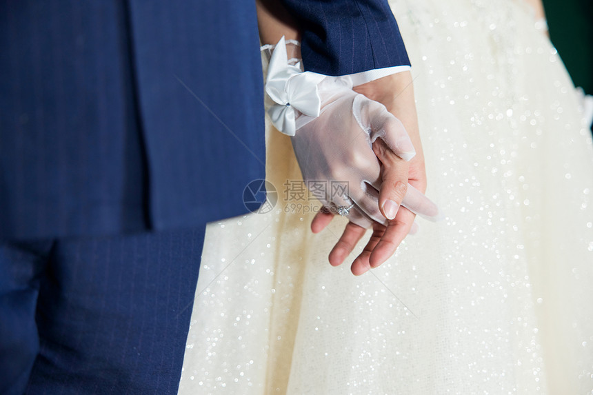 婚礼上牵手的新郎新娘特写图片