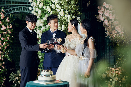 举行婚礼的新人喝红酒庆祝新婚图片