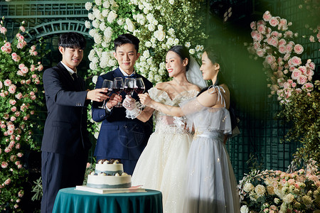 举行室内婚礼的新人喝红酒庆祝新婚背景图片