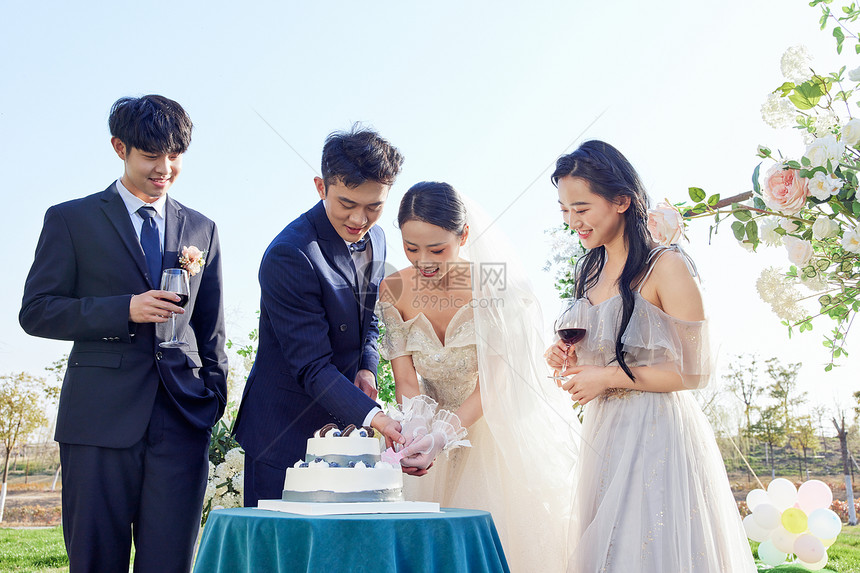 户外婚礼上的新婚夫妻切蛋糕图片