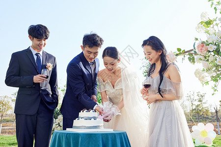 户外婚礼上的新婚夫妻切蛋糕图片