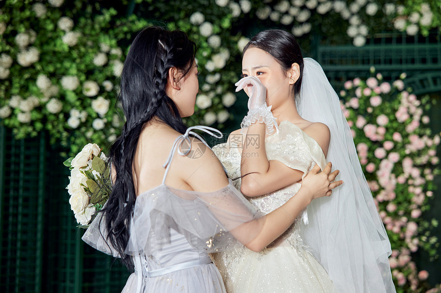 婚礼上与伴娘拥抱幸福落泪的新娘图片
