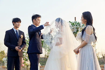举办户外婚礼的新郎新娘高清图片