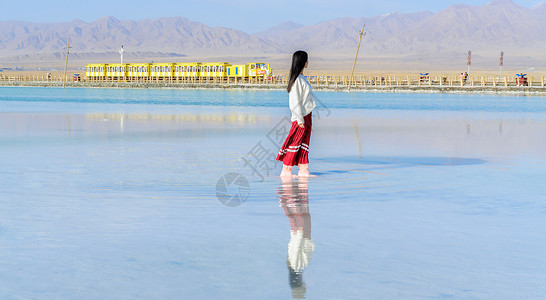 白云悠悠湖水青茶卡盐湖天空之境女孩背影背景