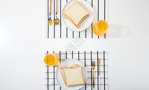 餐桌上的早餐面包图片