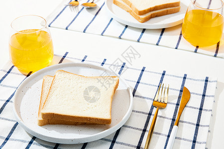餐桌上的早餐面包吐司图片