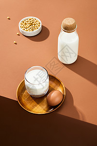 鸡蛋豆浆餐桌上的健康早餐背景