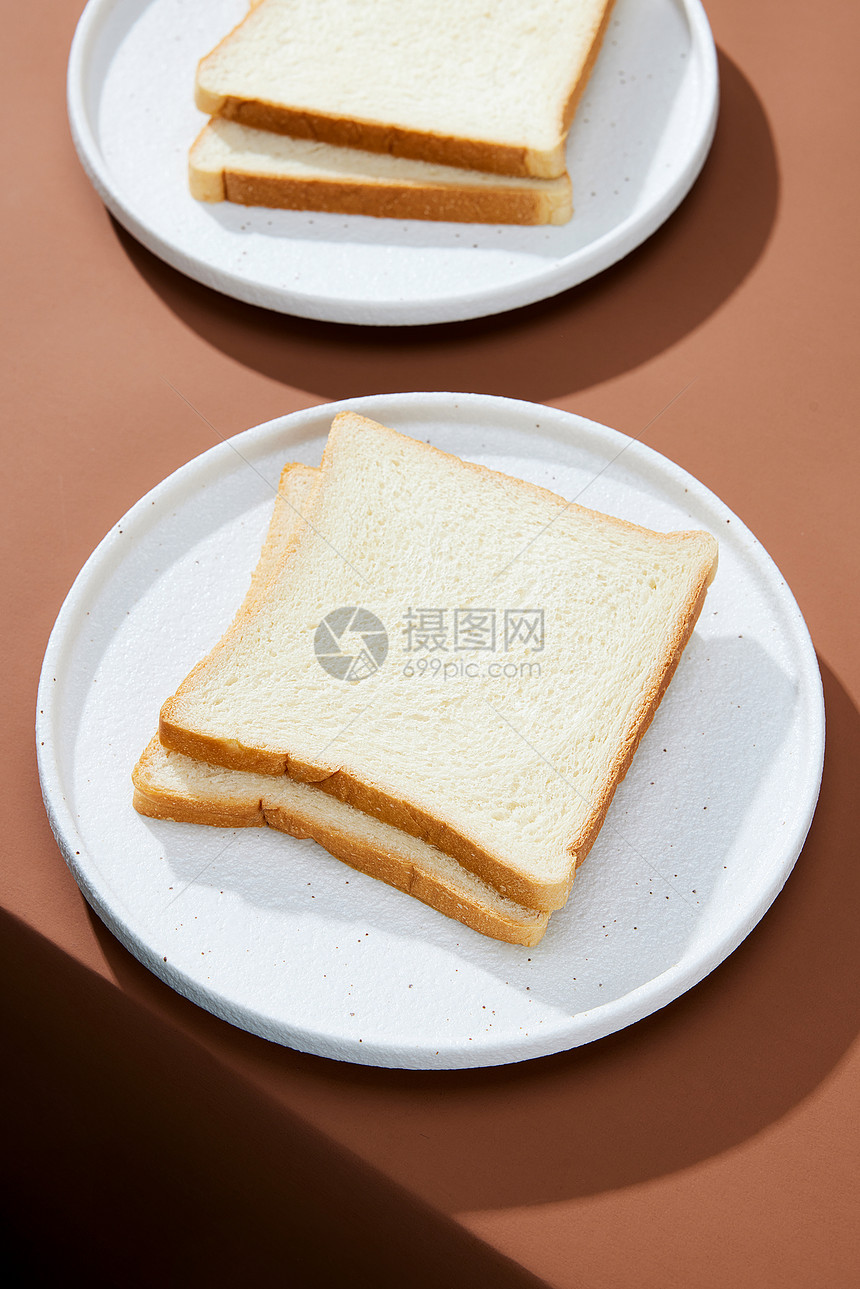 餐桌上的早餐吐司面包图片
