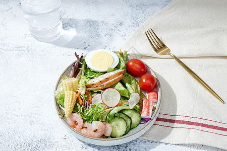 餐桌上的健康沙拉背景图片