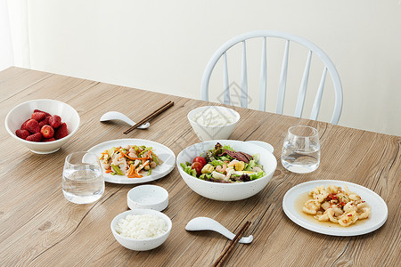 北欧风格餐桌上的美食高清图片