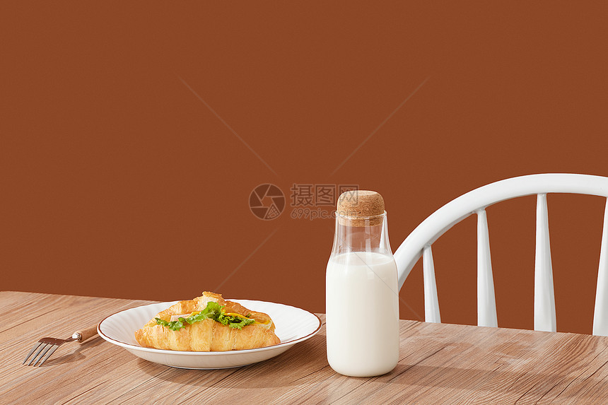 餐桌上的早餐牛奶和面包图片