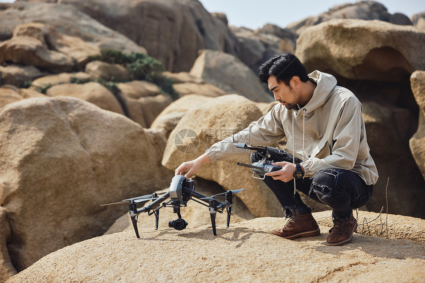 航拍摄影师操作无人机图片
