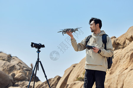 航拍摄影师山顶使用无人机拍摄风景风光高清图片