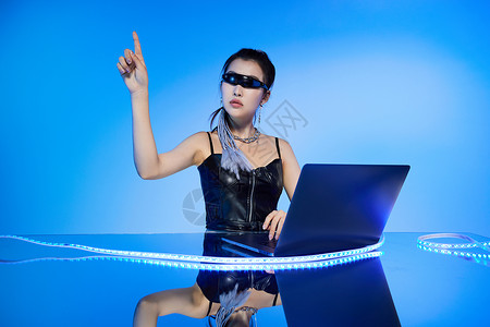 电脑科幻素材未来科技感少女使用电脑背景