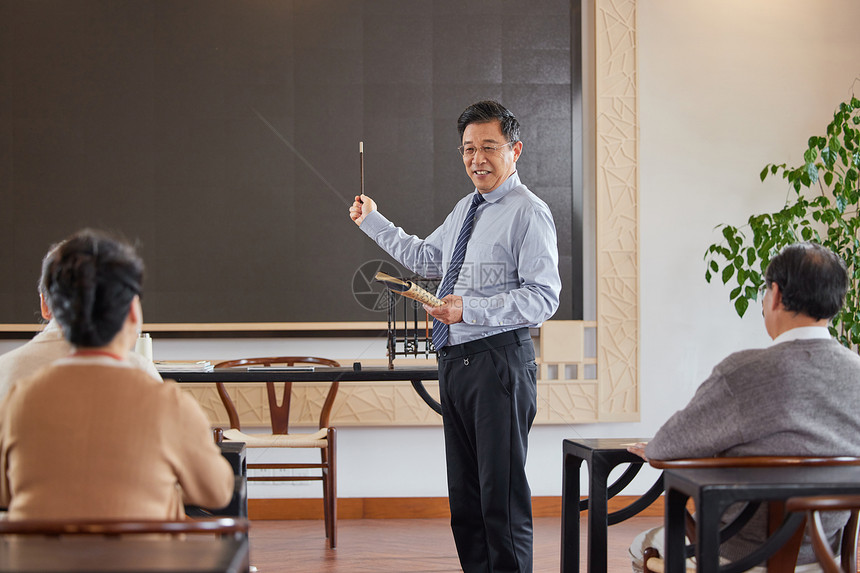 老年大学的教师形象图片