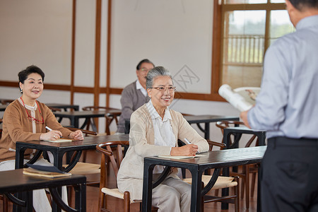 参加老年大学课堂学习的老人背景图片