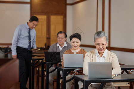 参加老年大学的老年人学习电脑图片