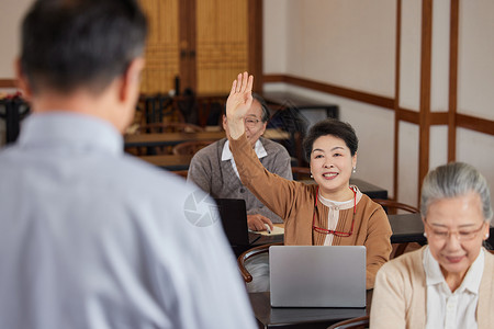 电脑课素材老人参加老店大学电脑课举手提问背景
