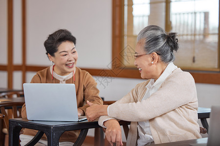 在老年大学的老年人学习电脑背景图片