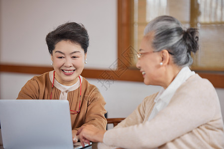 参加老年大学的老年人讨论学习电脑高清图片