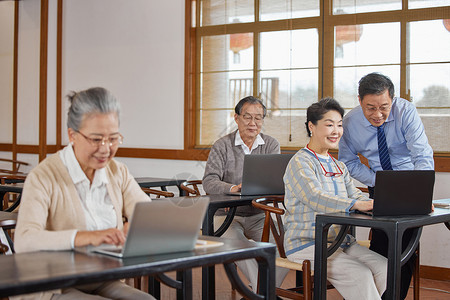 电脑课素材老人参加老店大学电脑课背景