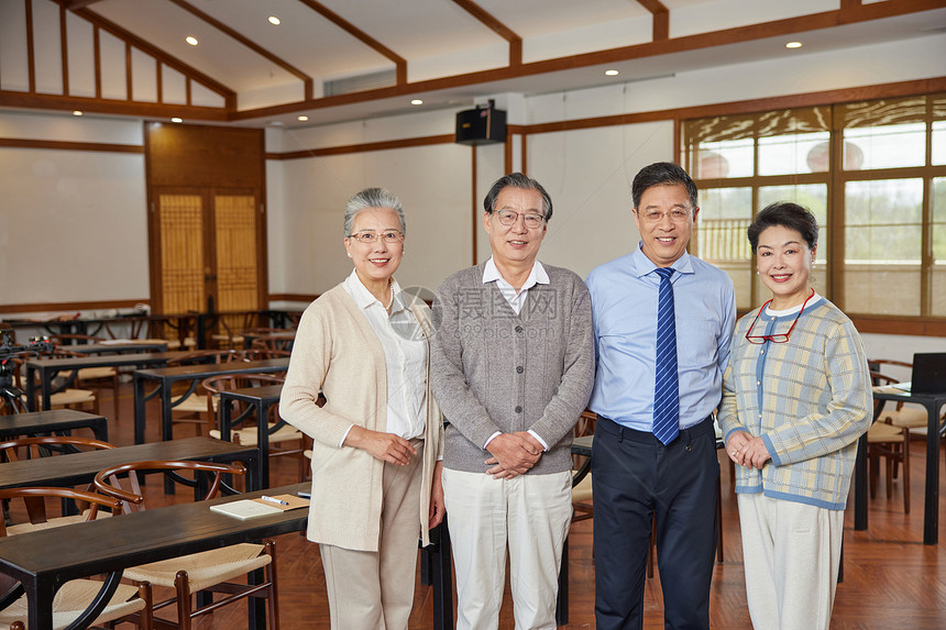 老年大学教师与老年学生形象图片