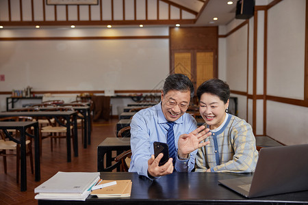 教学视频在教室给家人打电话的老人形象背景