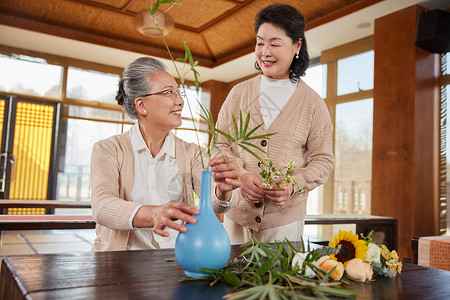 国学老年女性一起学习插花背景