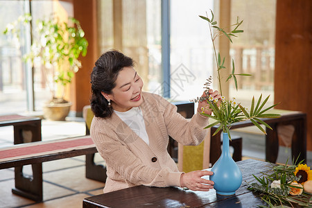 传统插花老年人学习插花背景