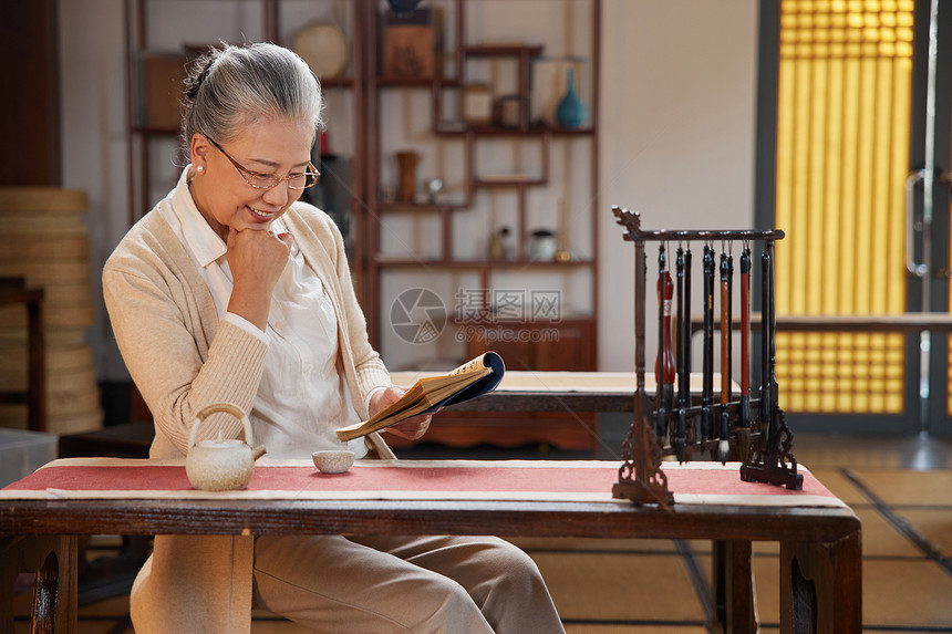 中国古风环境下读书的老年人图片