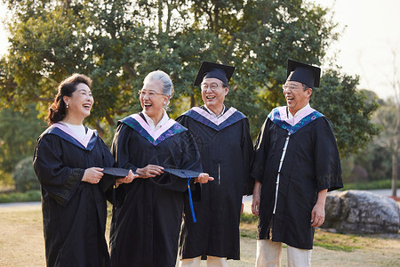 毕业聚会素材穿着学士服的老年人老年大学毕业背景