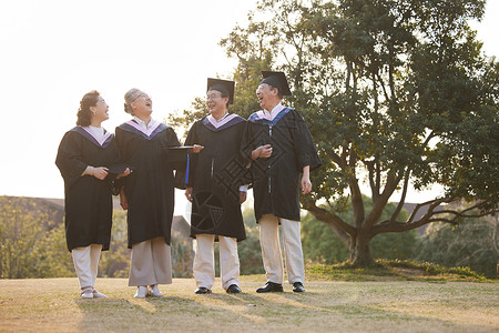 毕业聚会邀请穿着学士服喜悦的老年人背景