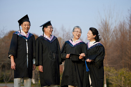 穿着学士服的老年人形象图片