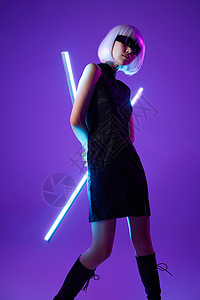 武器科技手拿霓虹灯棒的元宇宙科技少女背景