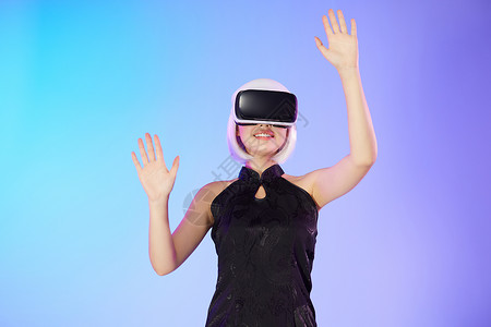 多彩元宇宙少女使用vr眼镜触碰虚拟屏幕图片