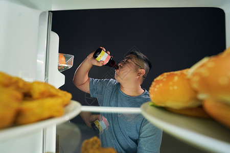 半夜肥胖男青年冰箱觅食高清图片