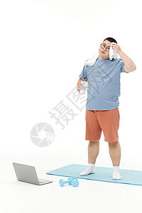 胖子男生锻炼时擦汗图片