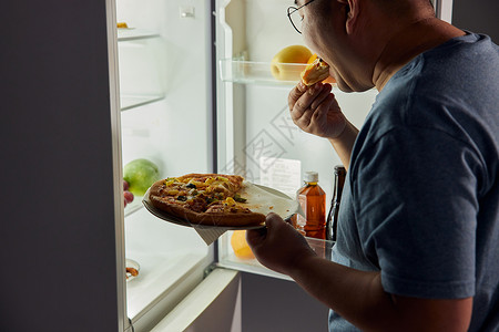 半夜肥胖男青年冰箱偷吃图片